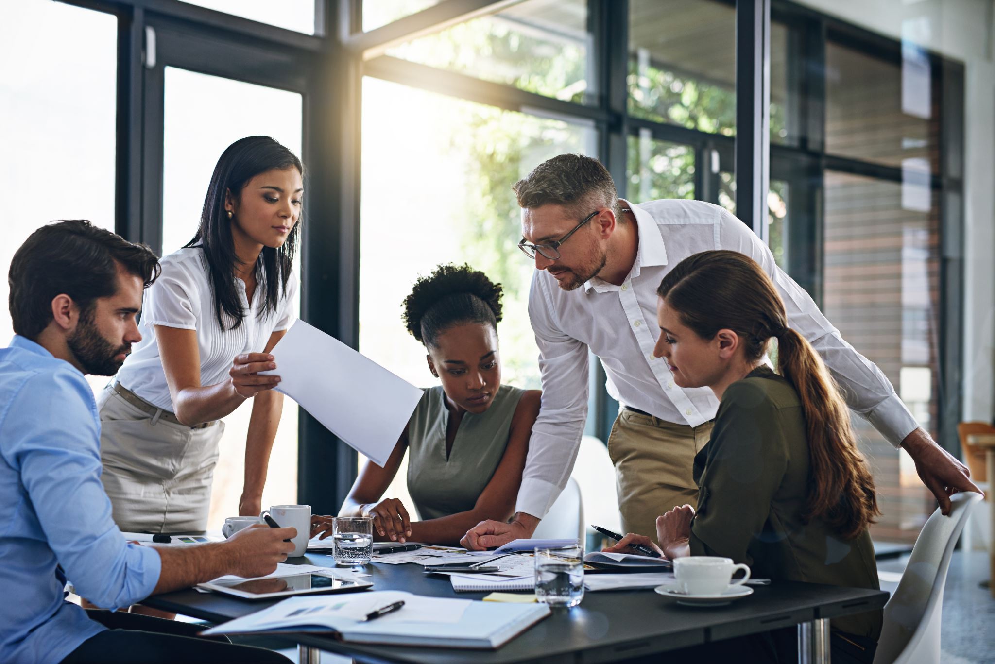 Exchanging-ideas-in-the-boardroom