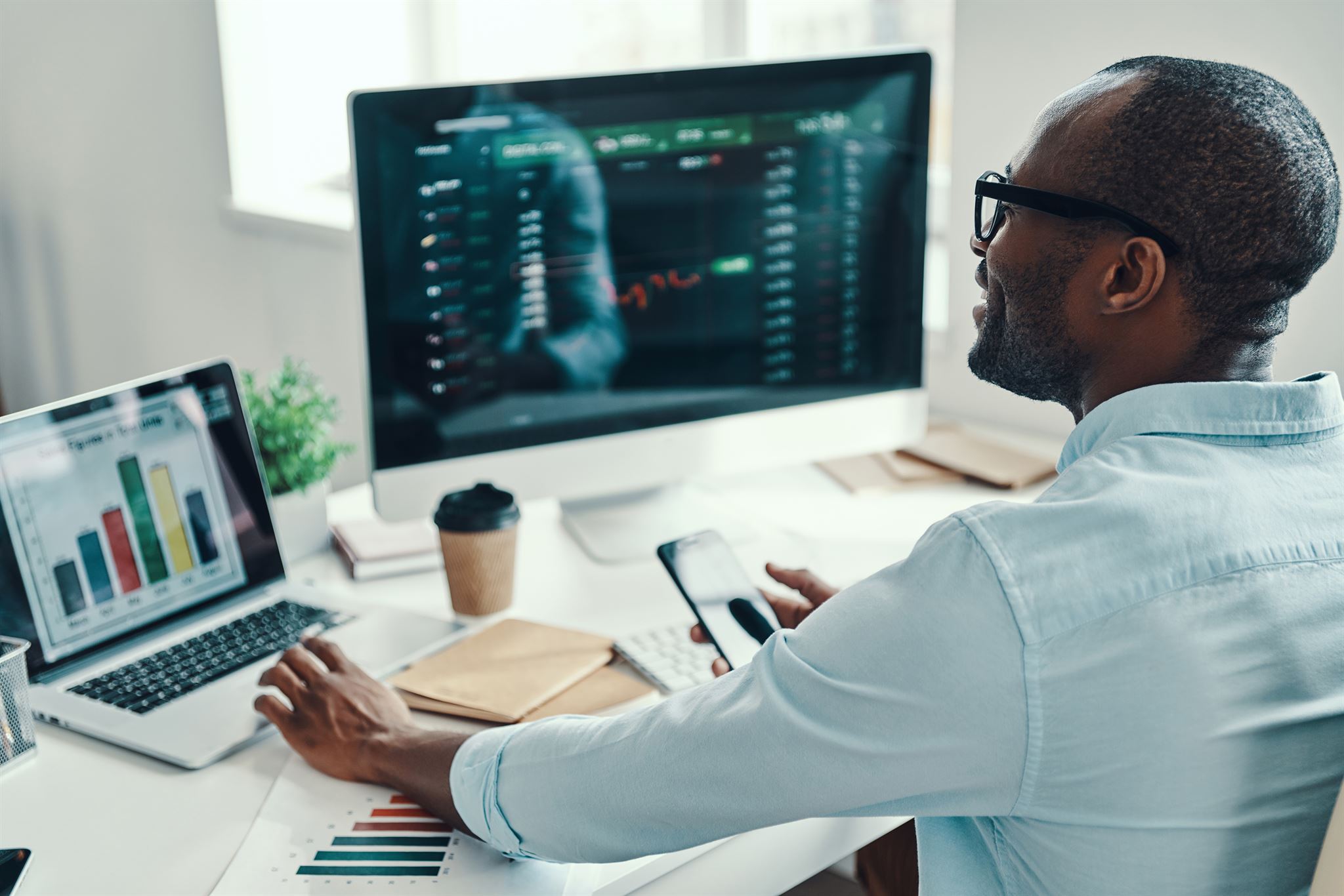 Man-analyzing-data-on-a-screen